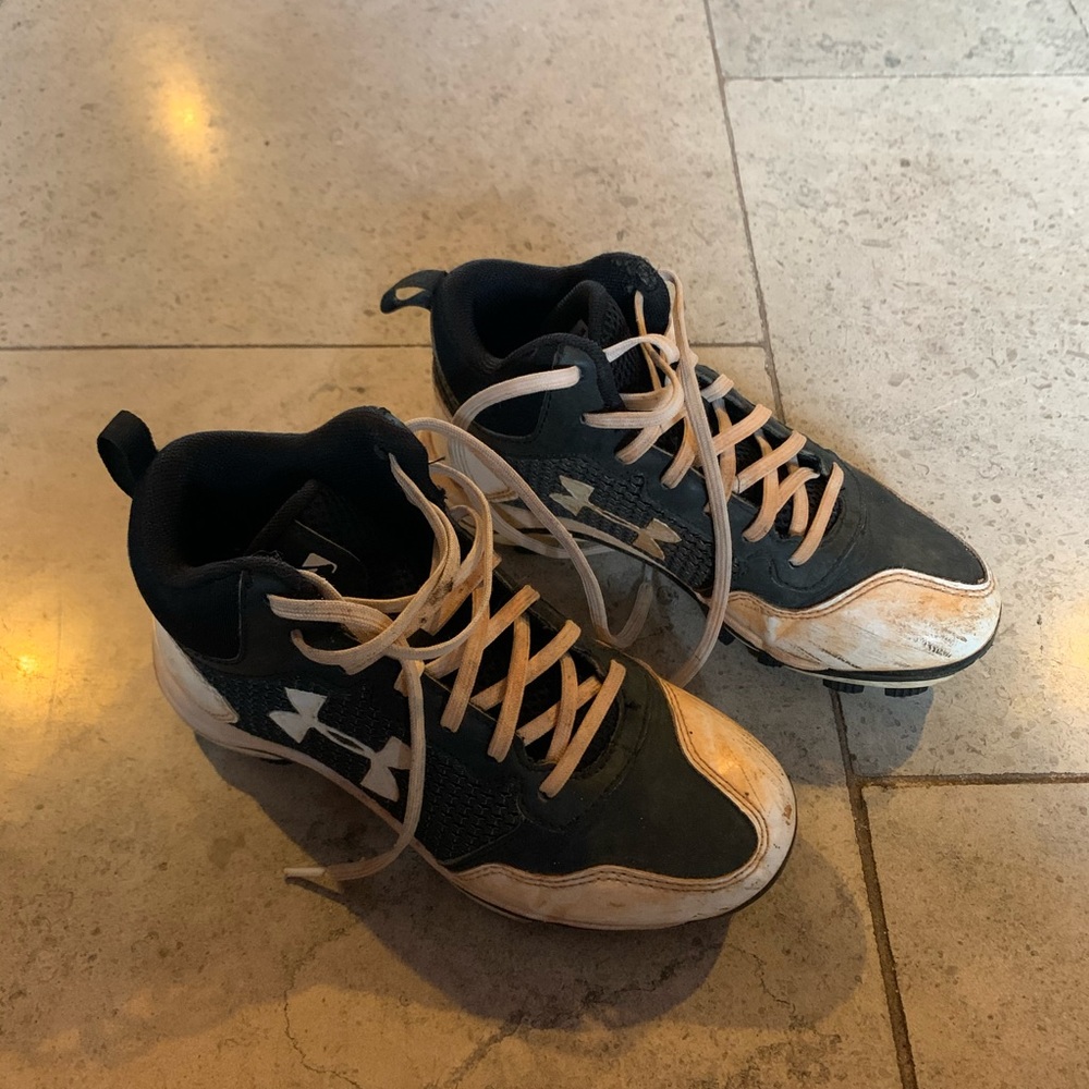 Baseball cleats
